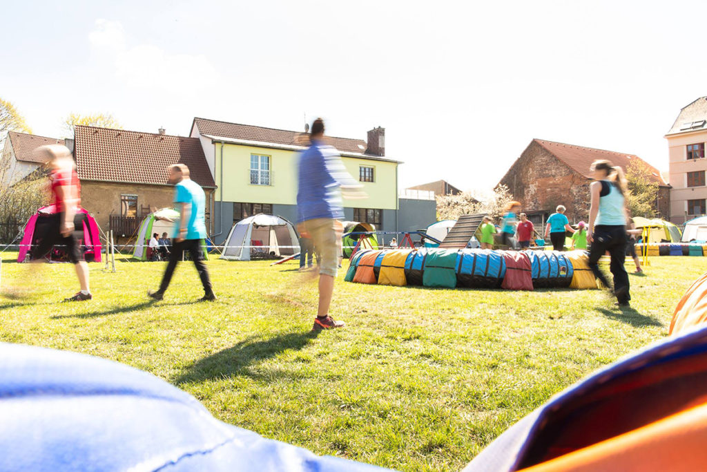 Prohlídka agility parkuru na závodech Rokycanská skočná