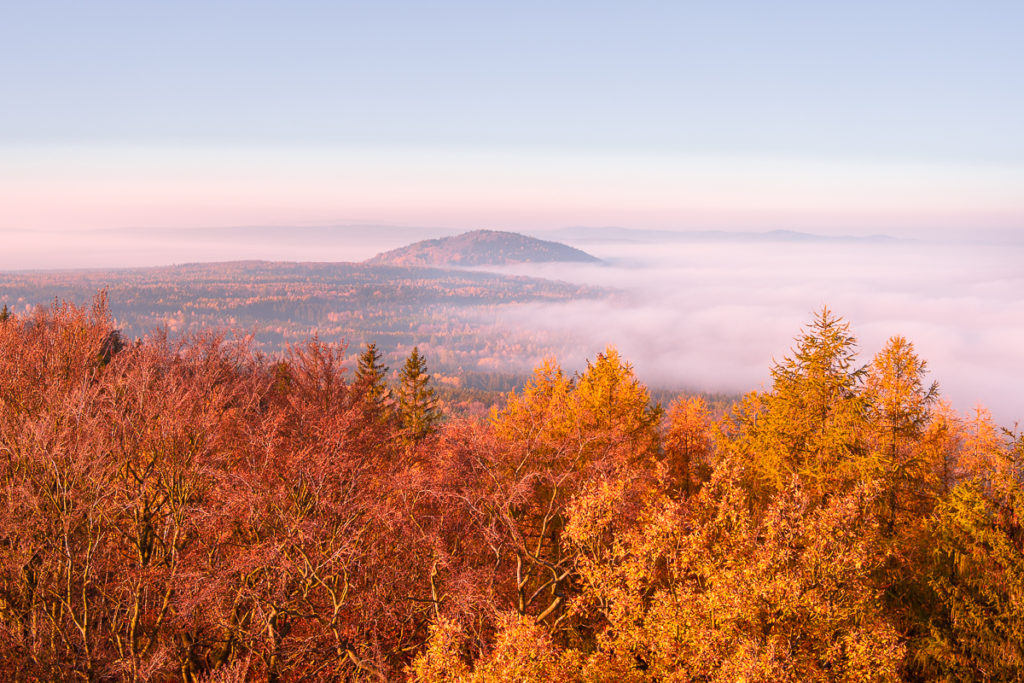 Východ Slunce na rozhledně Máminka | Greenmind.cz - Cestování se psem