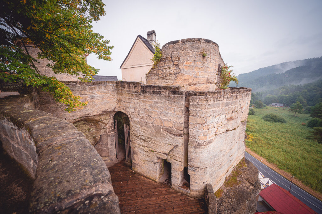 Skalní hrad sloup, lesní divadlo a Modlivý důl - Greenmind.cz - Cestování se psem