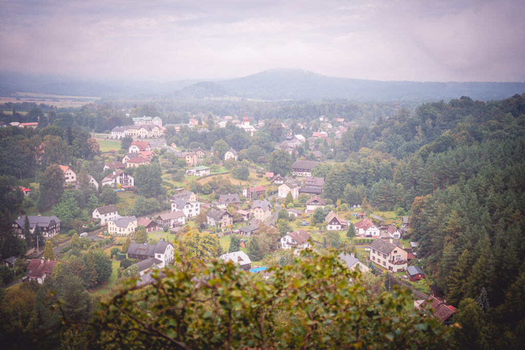 Skalní hrad sloup, lesní divadlo a Modlivý důl - Greenmind.cz - Cestování se psem